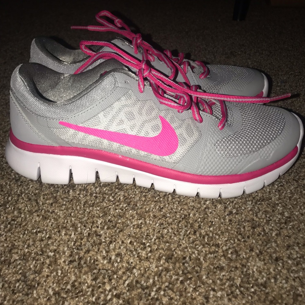 Used Nike flex 2016 run kids 6y fits women 7.5/8